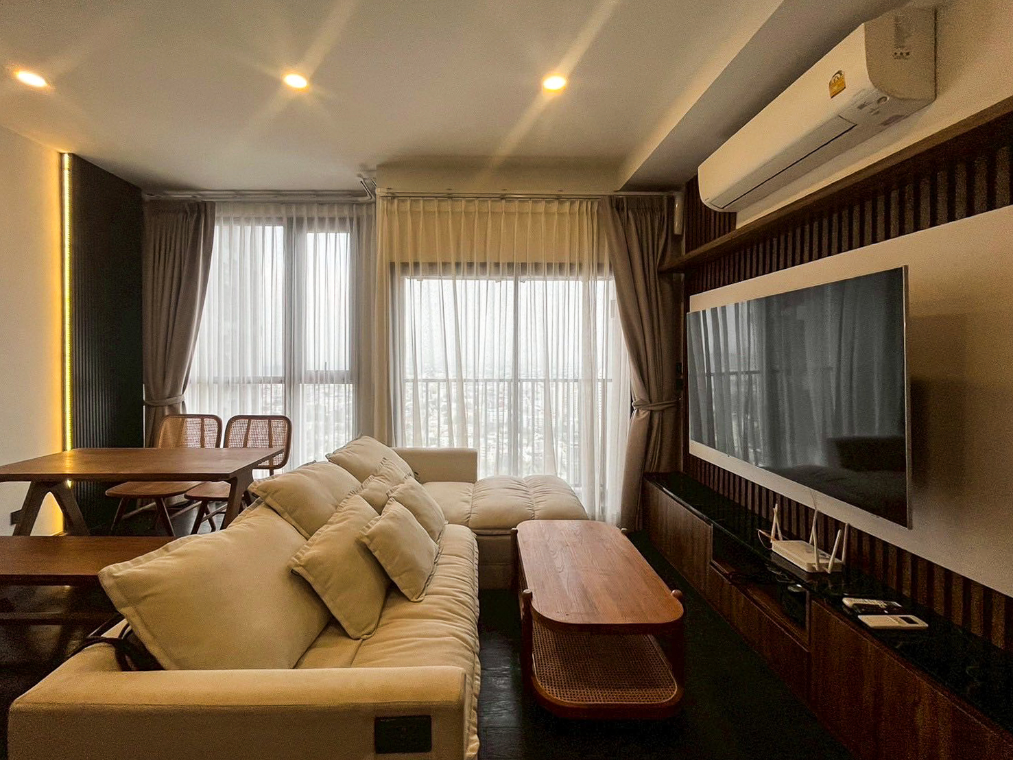 Modern 2-bedroom condo for rent and sale at Park Origin Thonglor, 66.6 sq.m., 38th floor, fully furnished with city views. Prime location with 5-star amenities. Rent: 67,000 THB/month. Sale: 15M THB.