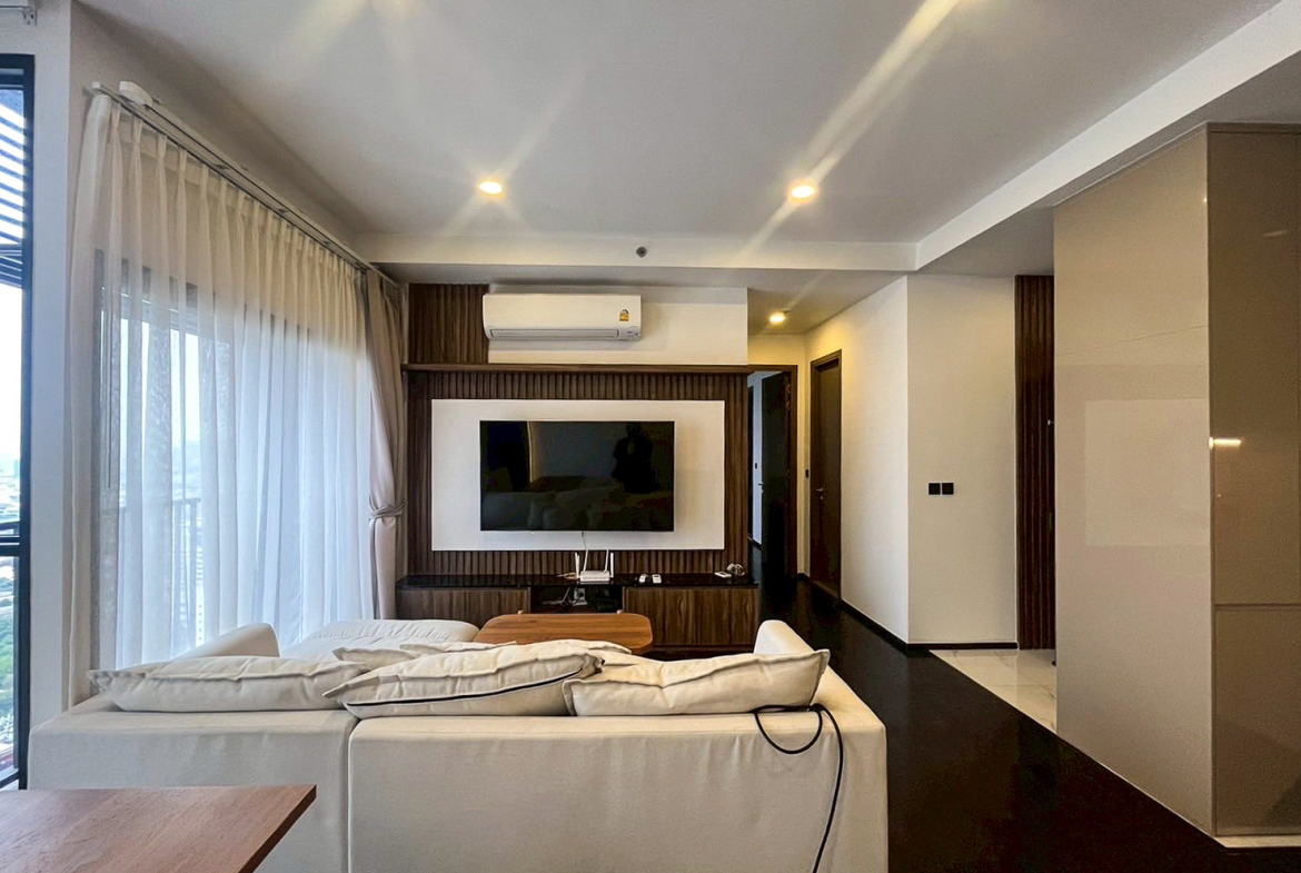 Modern 2-bedroom condo for rent and sale at Park Origin Thonglor, 66.6 sq.m., 38th floor, fully furnished with city views. Prime location with 5-star amenities. Rent: 67,000 THB/month. Sale: 15M THB.