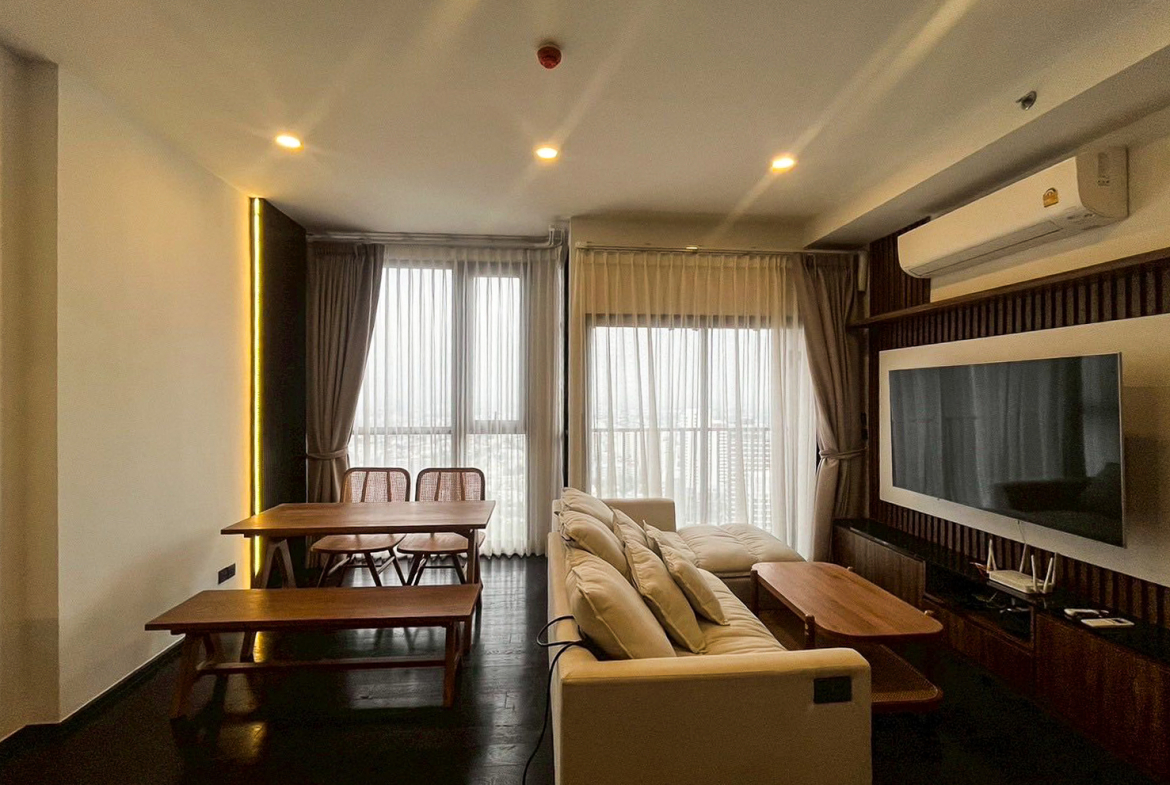 Modern 2-bedroom condo for rent and sale at Park Origin Thonglor, 66.6 sq.m., 38th floor, fully furnished with city views. Prime location with 5-star amenities. Rent: 67,000 THB/month. Sale: 15M THB.