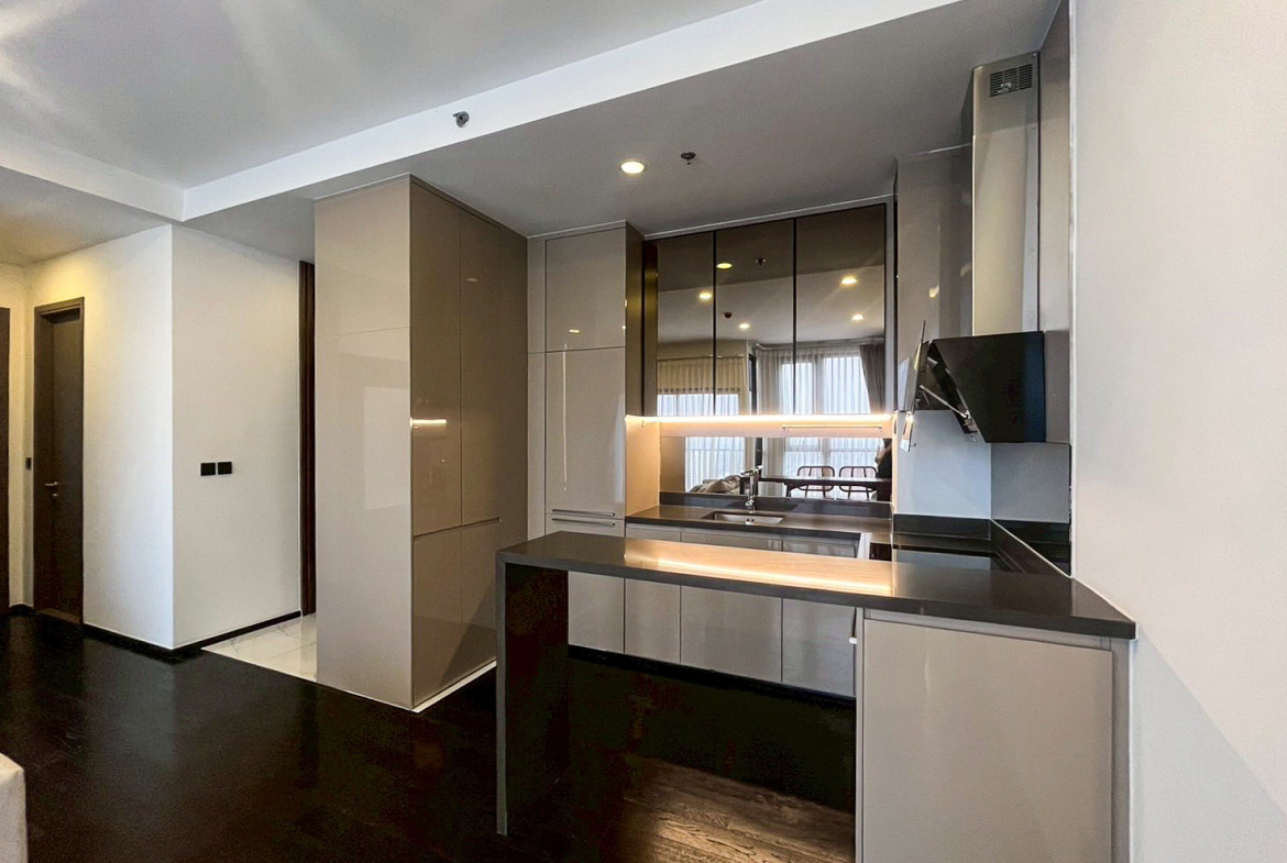 Modern 2-bedroom condo for rent and sale at Park Origin Thonglor, 66.6 sq.m., 38th floor, fully furnished with city views. Prime location with 5-star amenities. Rent: 67,000 THB/month. Sale: 15M THB.