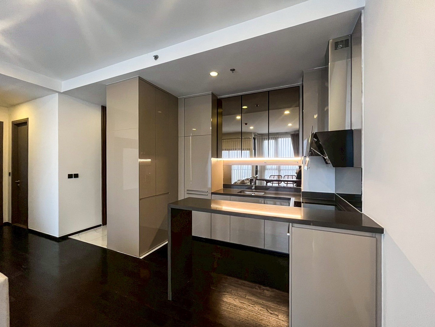 Modern 2-bedroom condo for rent and sale at Park Origin Thonglor, 66.6 sq.m., 38th floor, fully furnished with city views. Prime location with 5-star amenities. Rent: 67,000 THB/month. Sale: 15M THB.