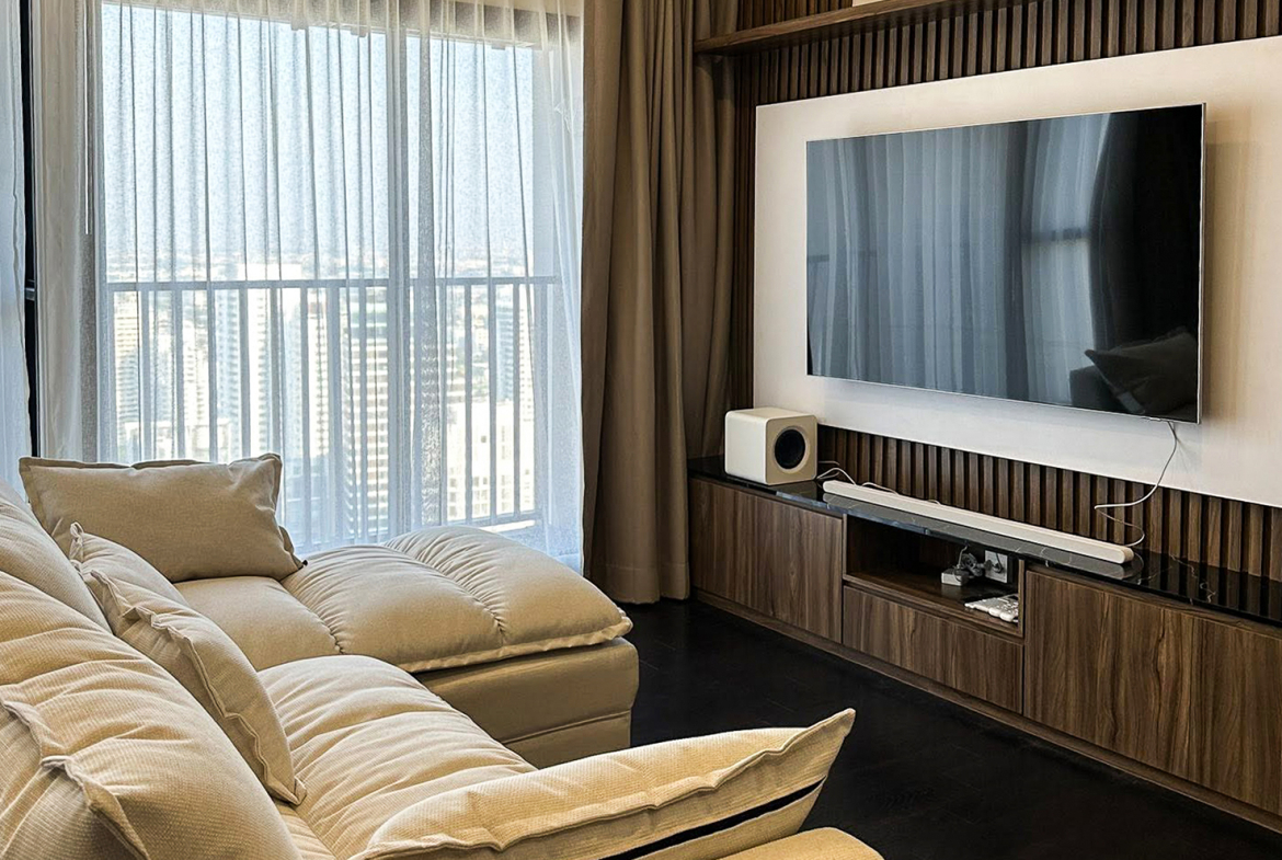 Modern 2-bedroom condo for rent and sale at Park Origin Thonglor, 66.6 sq.m., 38th floor, fully furnished with city views. Prime location with 5-star amenities. Rent: 67,000 THB/month. Sale: 15M THB.