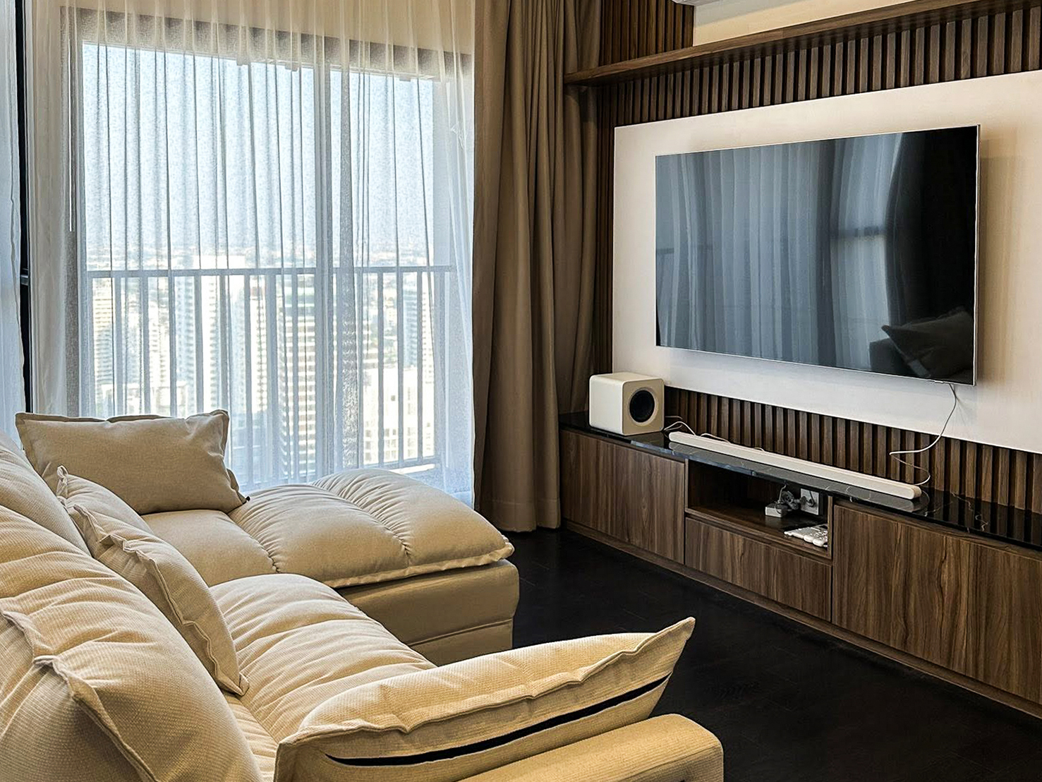 Modern 2-bedroom condo for rent and sale at Park Origin Thonglor, 66.6 sq.m., 38th floor, fully furnished with city views. Prime location with 5-star amenities. Rent: 67,000 THB/month. Sale: 15M THB.