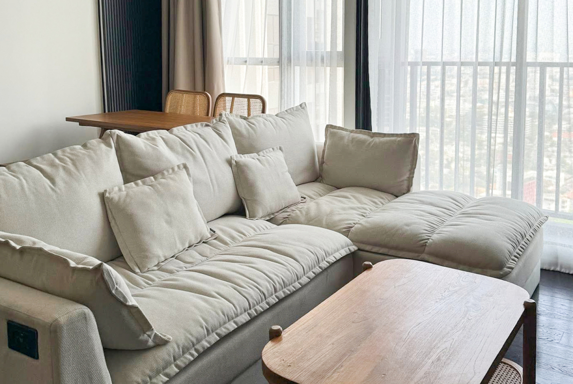 Modern 2-bedroom condo for rent and sale at Park Origin Thonglor, 66.6 sq.m., 38th floor, fully furnished with city views. Prime location with 5-star amenities. Rent: 67,000 THB/month. Sale: 15M THB.