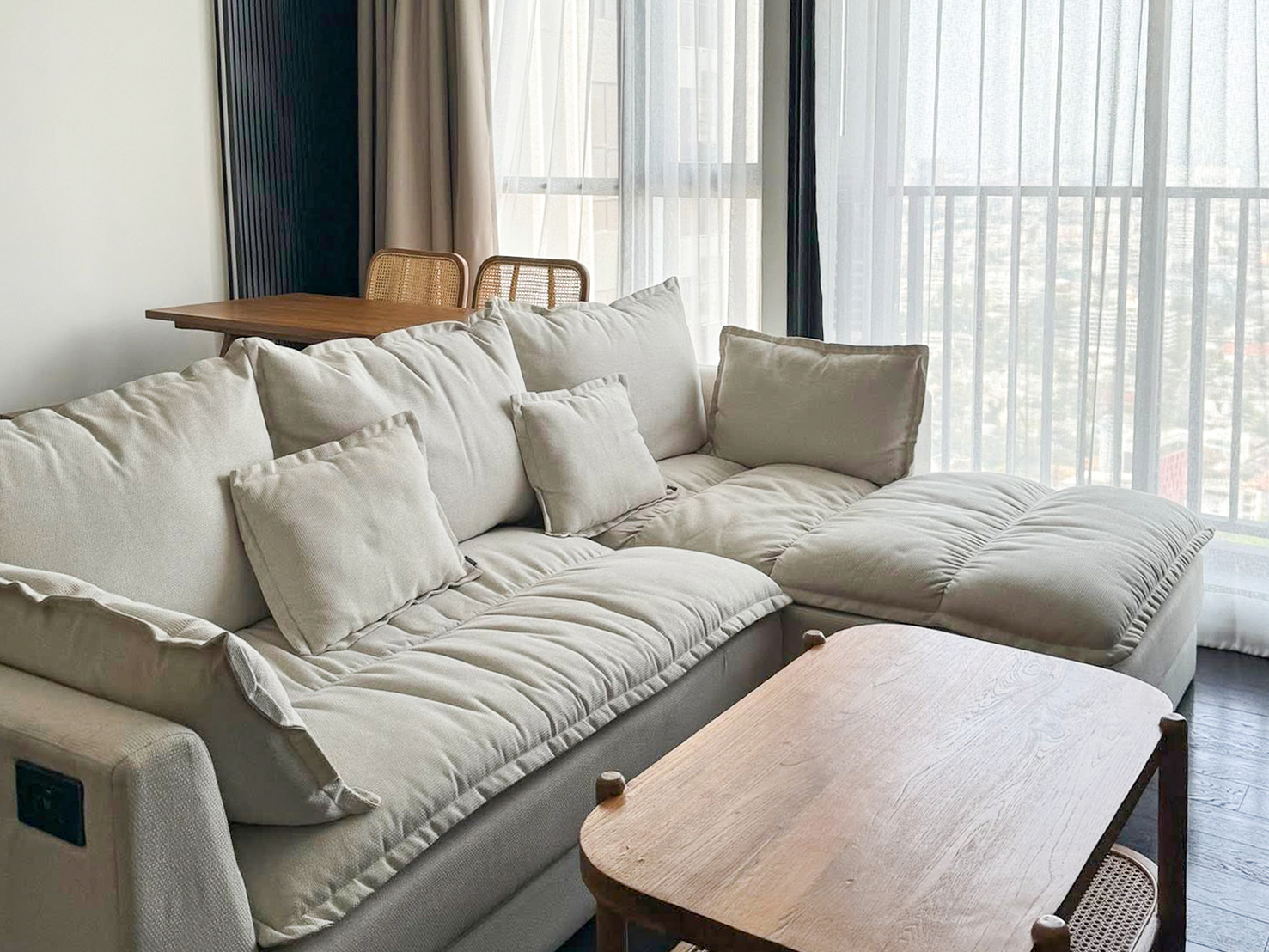 Modern 2-bedroom condo for rent and sale at Park Origin Thonglor, 66.6 sq.m., 38th floor, fully furnished with city views. Prime location with 5-star amenities. Rent: 67,000 THB/month. Sale: 15M THB.