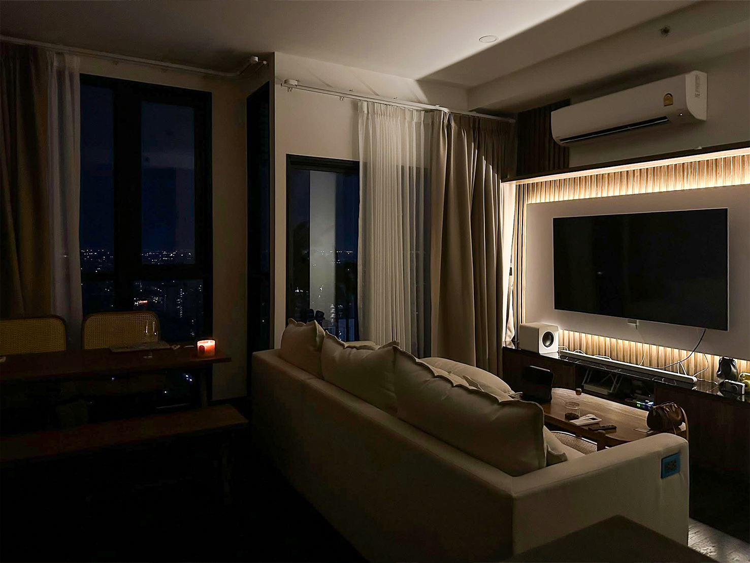 Modern 2-bedroom condo for rent and sale at Park Origin Thonglor, 66.6 sq.m., 38th floor, fully furnished with city views. Prime location with 5-star amenities. Rent: 67,000 THB/month. Sale: 15M THB.