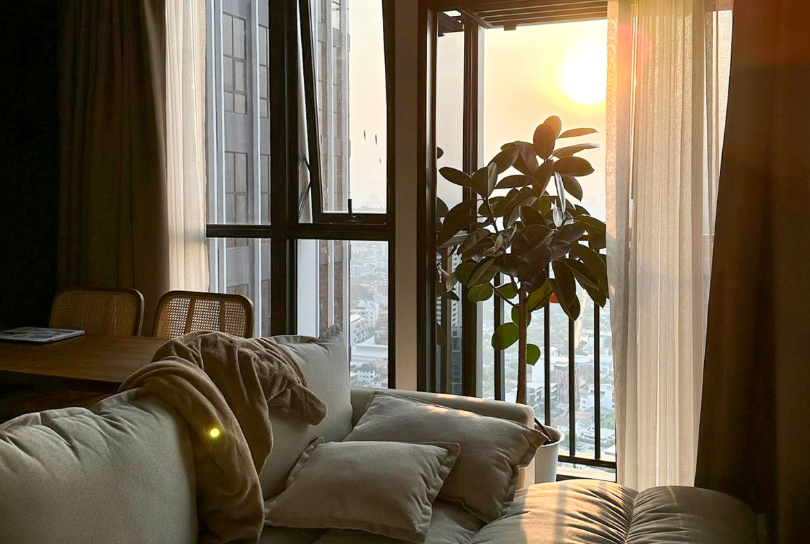 Modern 2-bedroom condo for rent and sale at Park Origin Thonglor, 66.6 sq.m., 38th floor, fully furnished with city views. Prime location with 5-star amenities. Rent: 67,000 THB/month. Sale: 15M THB.