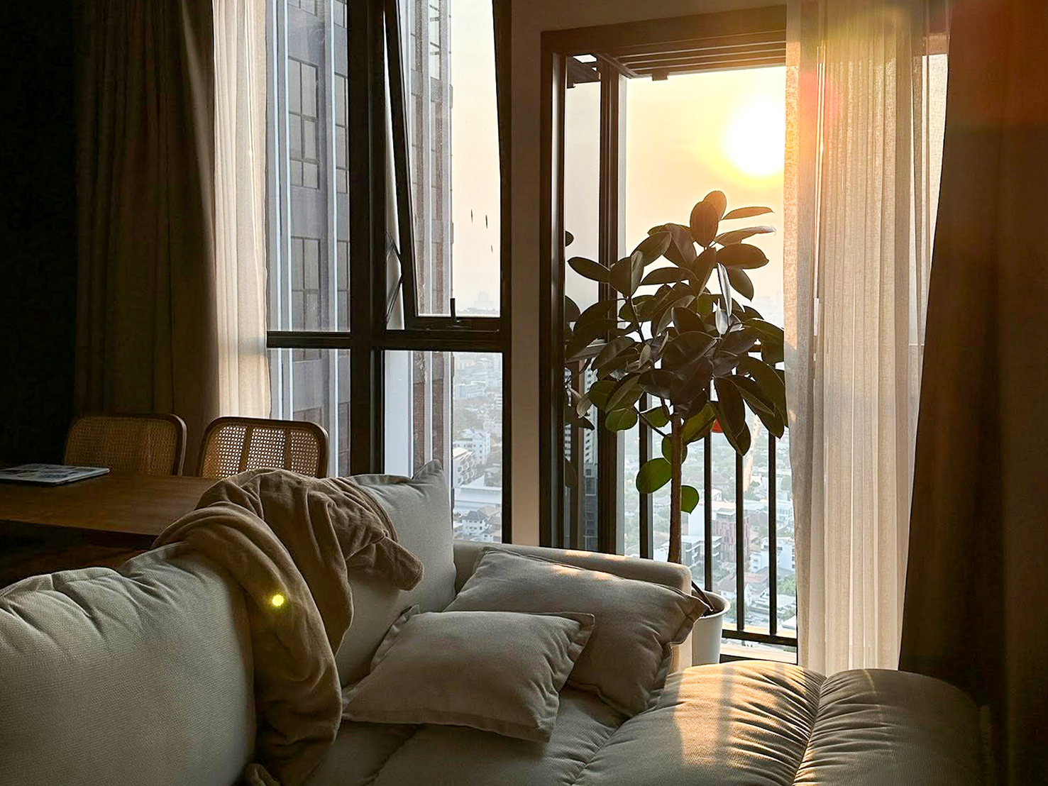 Modern 2-bedroom condo for rent and sale at Park Origin Thonglor, 66.6 sq.m., 38th floor, fully furnished with city views. Prime location with 5-star amenities. Rent: 67,000 THB/month. Sale: 15M THB.