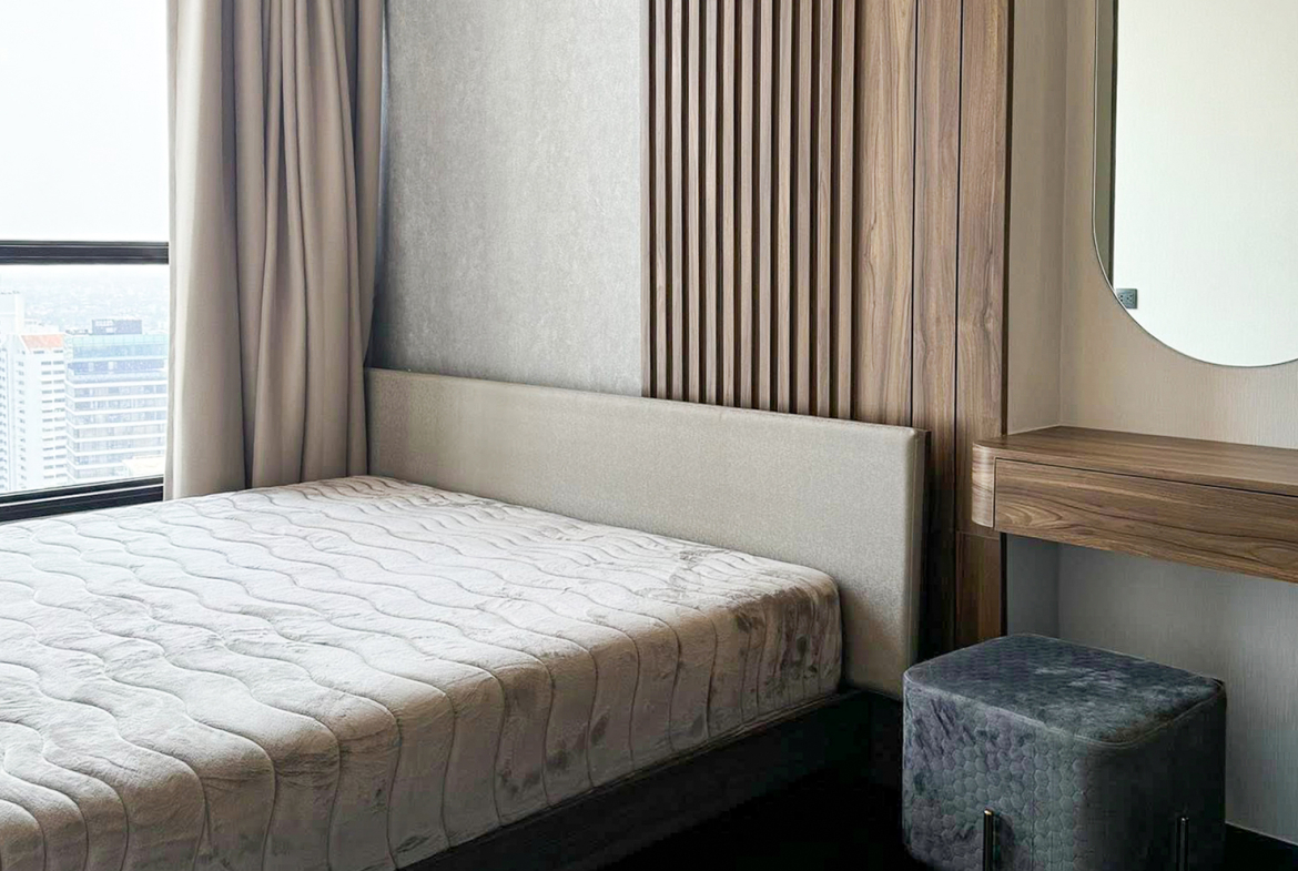 Modern 2-bedroom condo for rent and sale at Park Origin Thonglor, 66.6 sq.m., 38th floor, fully furnished with city views. Prime location with 5-star amenities. Rent: 67,000 THB/month. Sale: 15M THB.