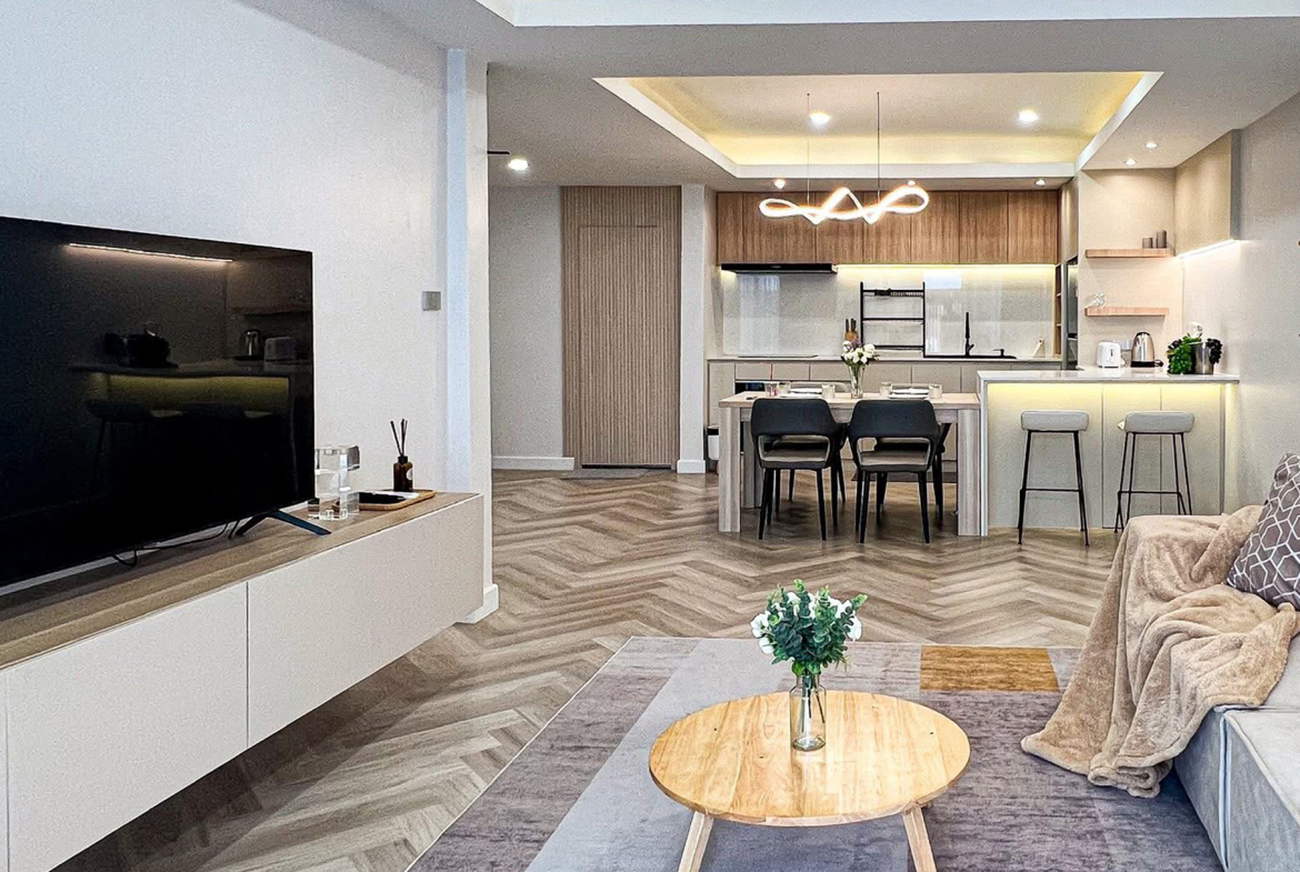 Modern 4-bedroom townhouse with private onsen for rent or sale in Ekkamai 22 near BTS Phra Khanong. Fully renovated, 200 sqm, built-in kitchen, 2-car parking. Rent 120K/month. Sale 18.9M THB.