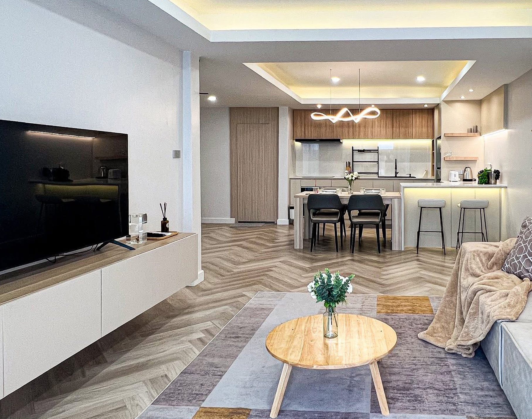 Modern 4-bedroom townhouse with private onsen for rent or sale in Ekkamai 22 near BTS Phra Khanong. Fully renovated, 200 sqm, built-in kitchen, 2-car parking. Rent 120K/month. Sale 18.9M THB.