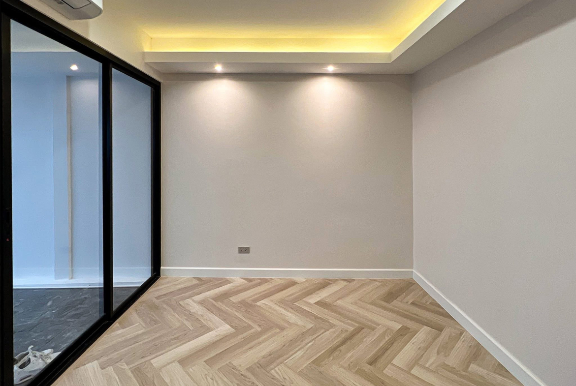 Modern 4-bedroom townhouse with private onsen for rent or sale in Ekkamai 22 near BTS Phra Khanong. Fully renovated, 200 sqm, built-in kitchen, 2-car parking. Rent 120K/month. Sale 18.9M THB.