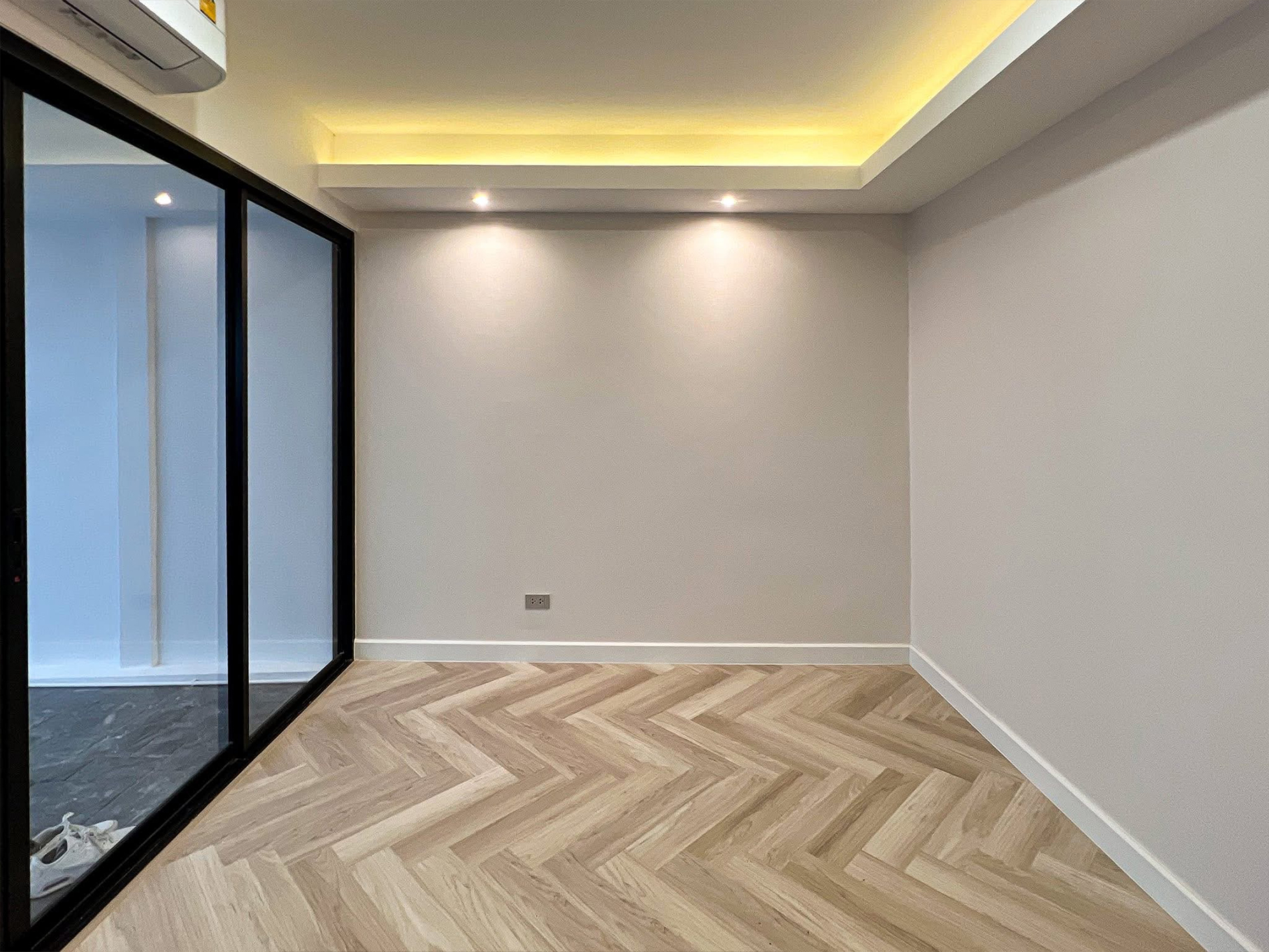 Modern 4-bedroom townhouse with private onsen for rent or sale in Ekkamai 22 near BTS Phra Khanong. Fully renovated, 200 sqm, built-in kitchen, 2-car parking. Rent 120K/month. Sale 18.9M THB.
