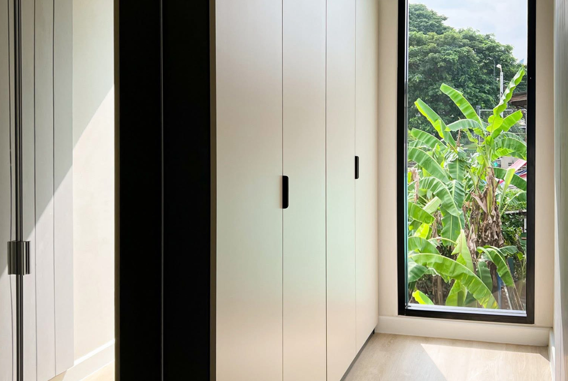 Modern 4-bedroom townhouse with private onsen for rent or sale in Ekkamai 22 near BTS Phra Khanong. Fully renovated, 200 sqm, built-in kitchen, 2-car parking. Rent 120K/month. Sale 18.9M THB.
