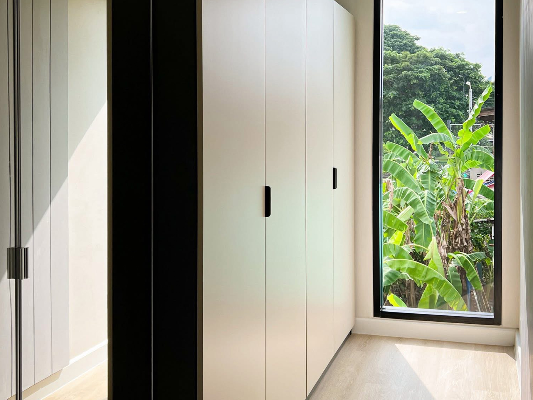 Modern 4-bedroom townhouse with private onsen for rent or sale in Ekkamai 22 near BTS Phra Khanong. Fully renovated, 200 sqm, built-in kitchen, 2-car parking. Rent 120K/month. Sale 18.9M THB.