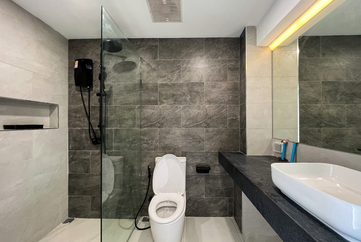 Modern 4-bedroom townhouse with private onsen for rent or sale in Ekkamai 22 near BTS Phra Khanong. Fully renovated, 200 sqm, built-in kitchen, 2-car parking. Rent 120K/month. Sale 18.9M THB.