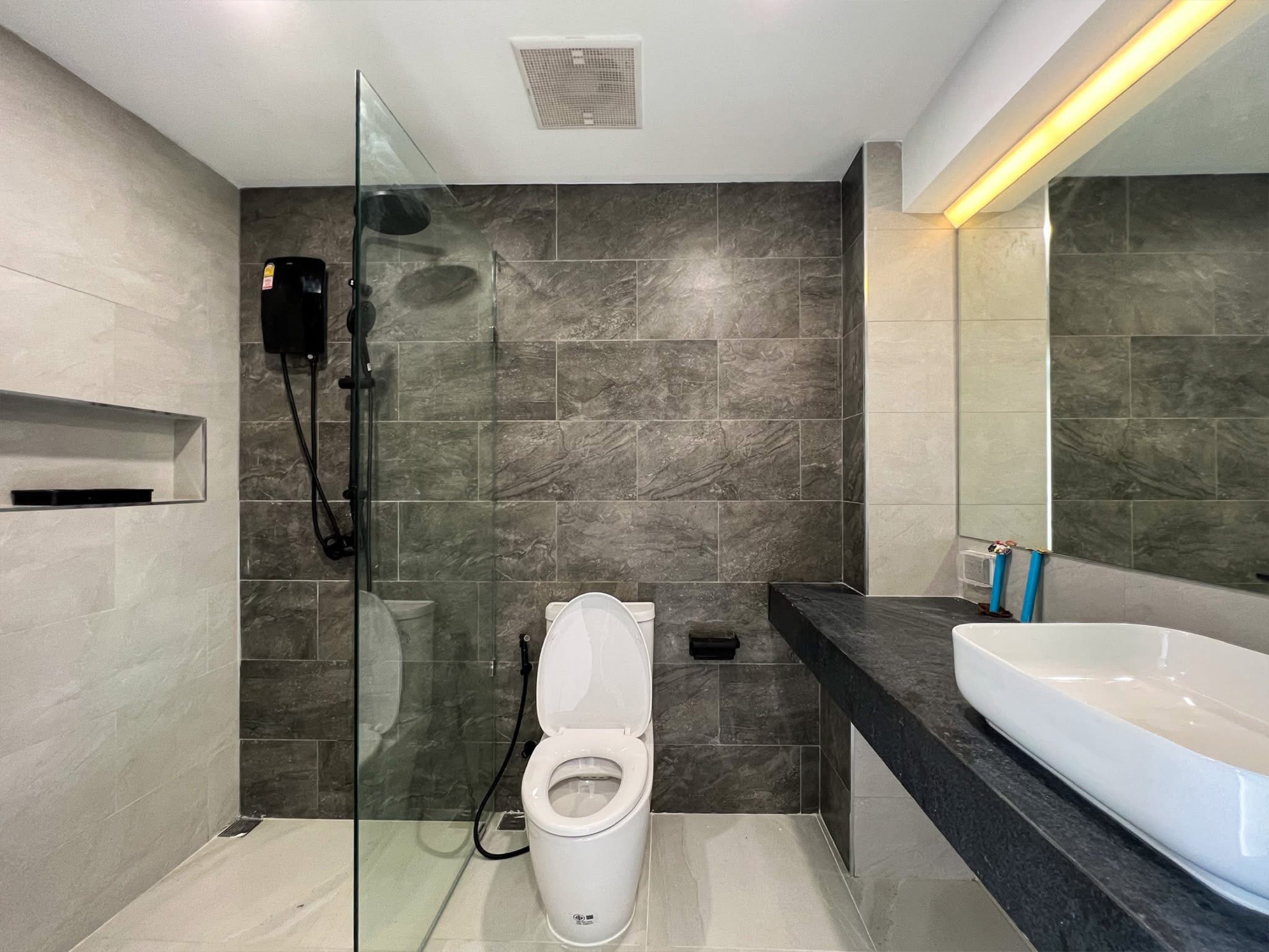 Modern 4-bedroom townhouse with private onsen for rent or sale in Ekkamai 22 near BTS Phra Khanong. Fully renovated, 200 sqm, built-in kitchen, 2-car parking. Rent 120K/month. Sale 18.9M THB.