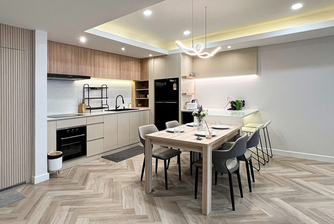 Modern 4-bedroom townhouse with private onsen for rent or sale in Ekkamai 22 near BTS Phra Khanong. Fully renovated, 200 sqm, built-in kitchen, 2-car parking. Rent 120K/month. Sale 18.9M THB.