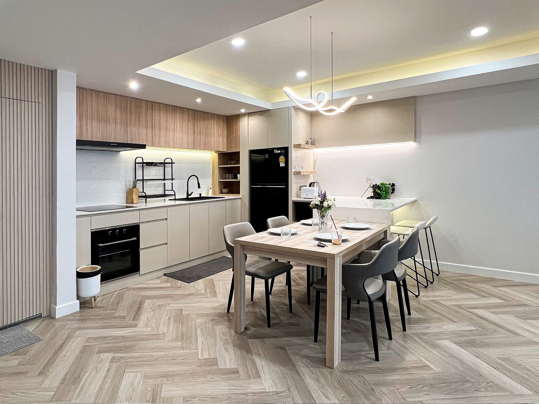 Modern 4-bedroom townhouse with private onsen for rent or sale in Ekkamai 22 near BTS Phra Khanong. Fully renovated, 200 sqm, built-in kitchen, 2-car parking. Rent 120K/month. Sale 18.9M THB.