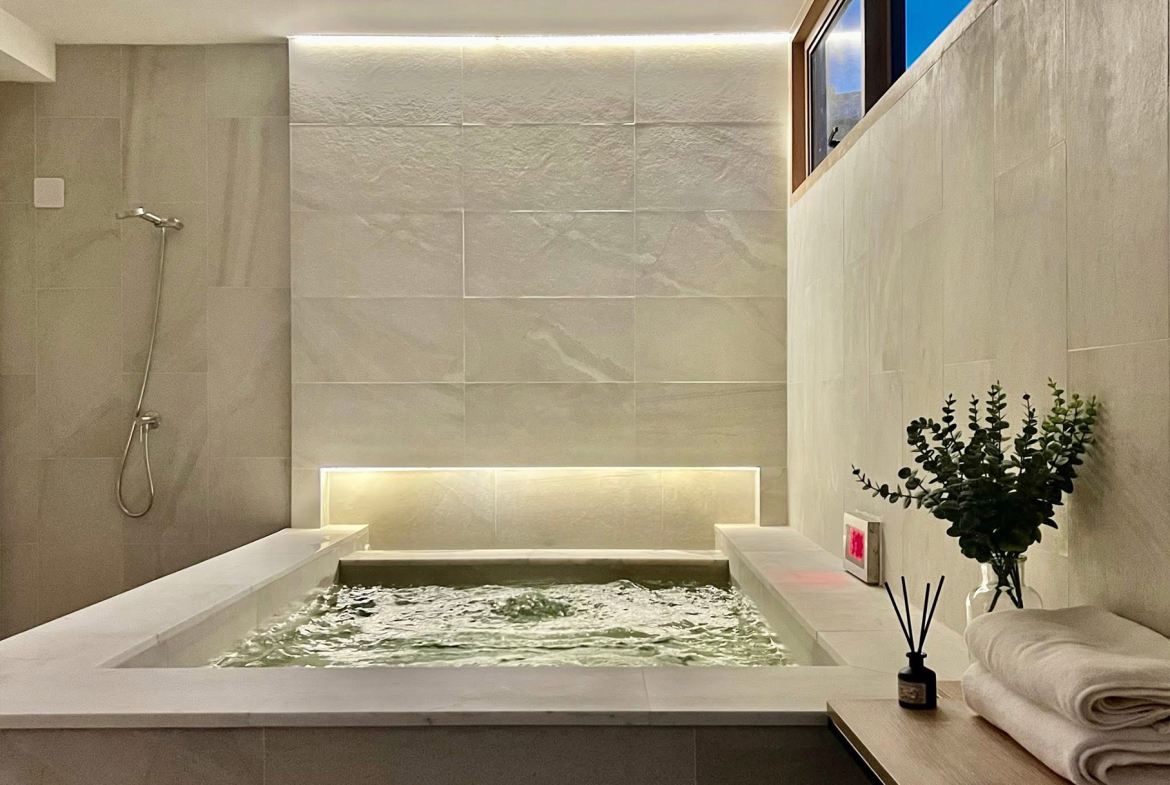 Modern 4-bedroom townhouse with private onsen for rent or sale in Ekkamai 22 near BTS Phra Khanong. Fully renovated, 200 sqm, built-in kitchen, 2-car parking. Rent 120K/month. Sale 18.9M THB.