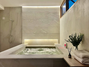 Modern 4-bedroom townhouse with private onsen for rent or sale in Ekkamai 22 near BTS Phra Khanong. Fully renovated, 200 sqm, built-in kitchen, 2-car parking. Rent 120K/month. Sale 18.9M THB.