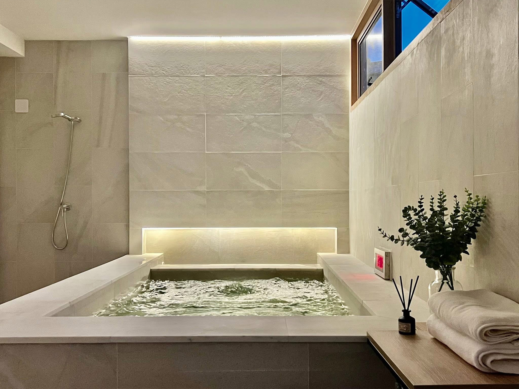 Modern 4-bedroom townhouse with private onsen for rent or sale in Ekkamai 22 near BTS Phra Khanong. Fully renovated, 200 sqm, built-in kitchen, 2-car parking. Rent 120K/month. Sale 18.9M THB.