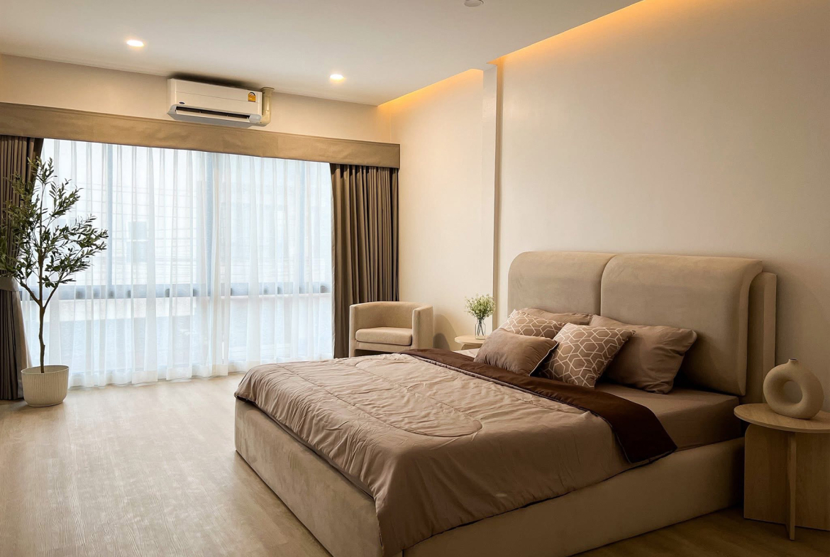 Modern 4-bedroom townhouse with private onsen for rent or sale in Ekkamai 22 near BTS Phra Khanong. Fully renovated, 200 sqm, built-in kitchen, 2-car parking. Rent 120K/month. Sale 18.9M THB.