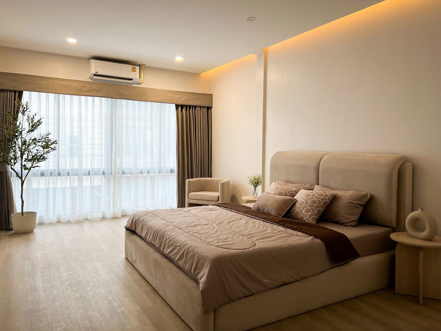 Modern 4-bedroom townhouse with private onsen for rent or sale in Ekkamai 22 near BTS Phra Khanong. Fully renovated, 200 sqm, built-in kitchen, 2-car parking. Rent 120K/month. Sale 18.9M THB.