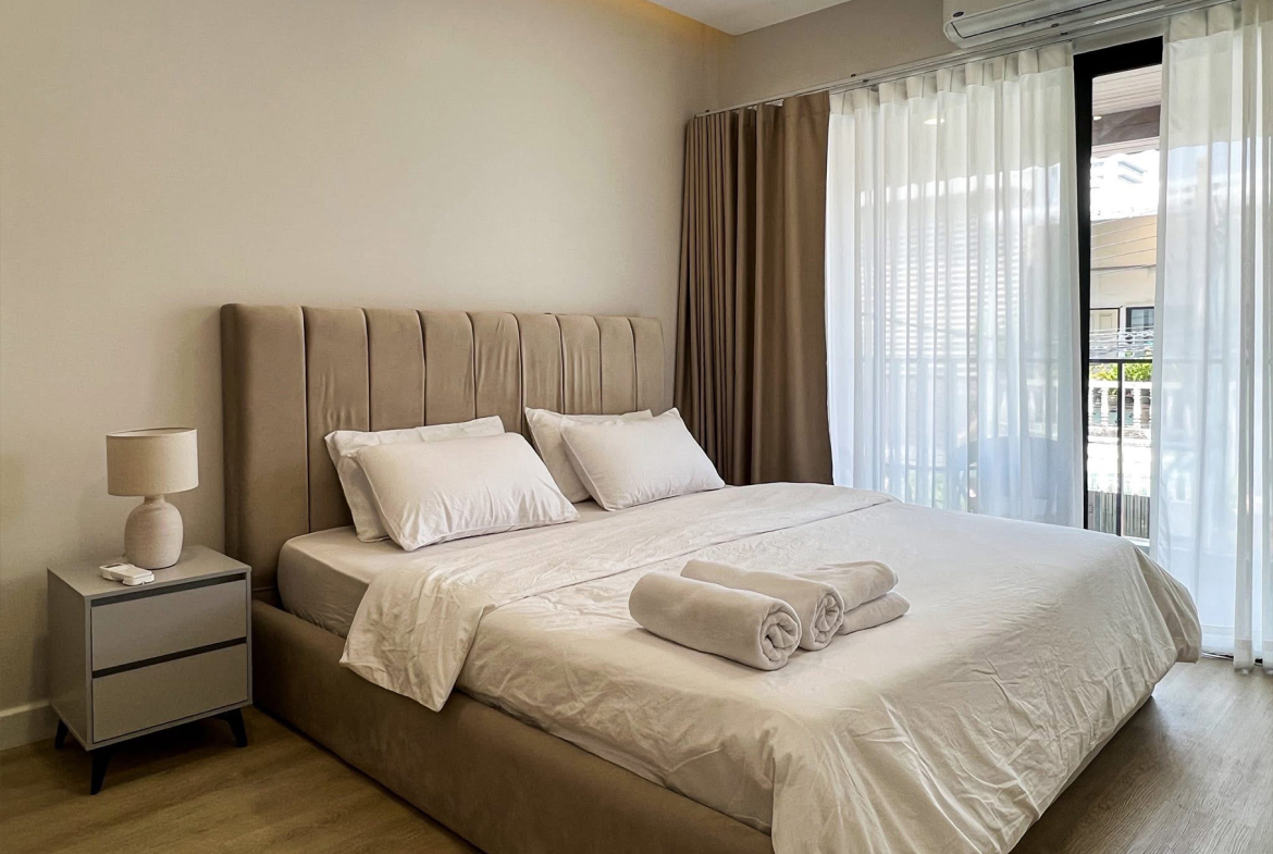 Modern 4-bedroom townhouse with private onsen for rent or sale in Ekkamai 22 near BTS Phra Khanong. Fully renovated, 200 sqm, built-in kitchen, 2-car parking. Rent 120K/month. Sale 18.9M THB.