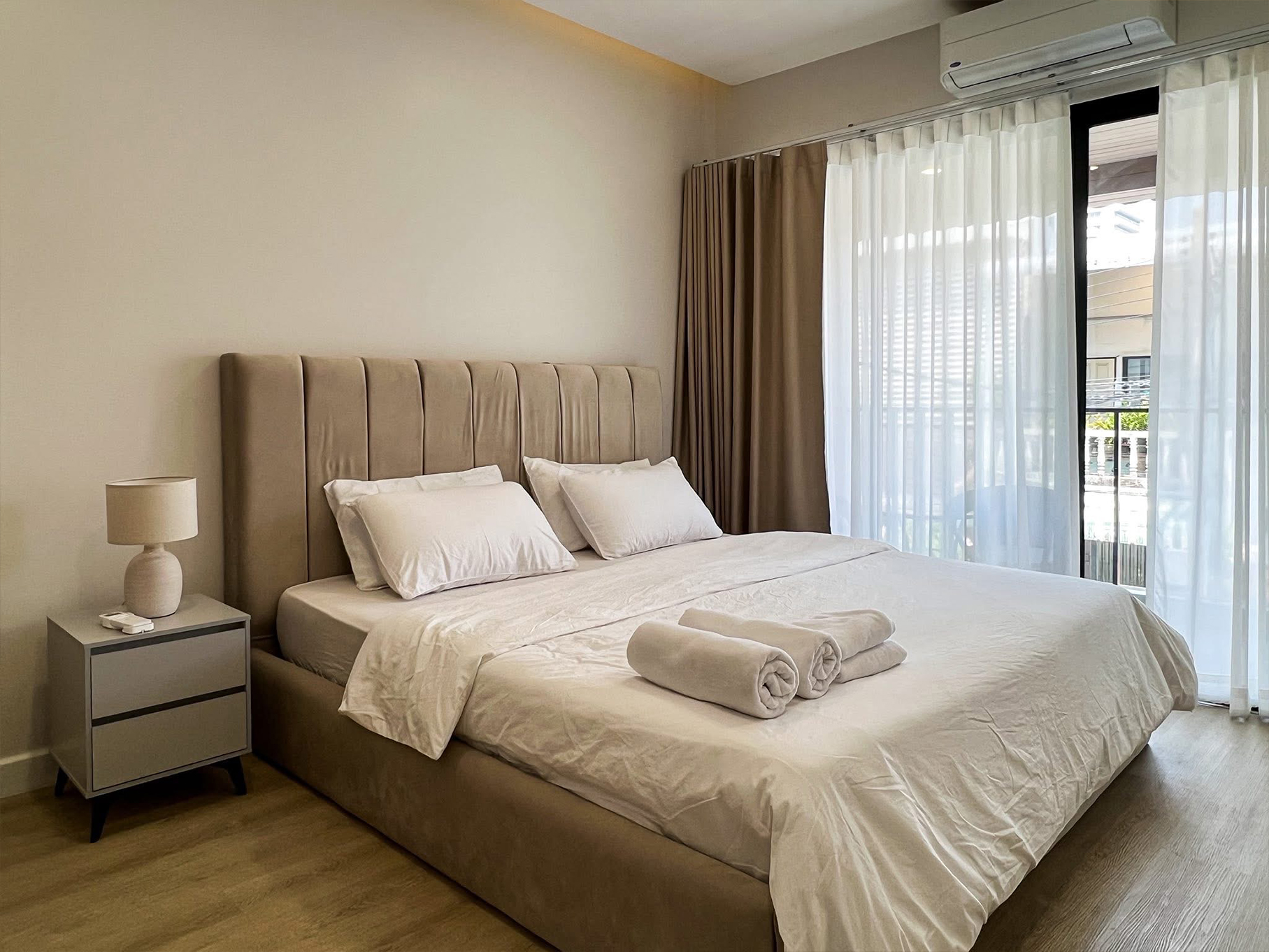Modern 4-bedroom townhouse with private onsen for rent or sale in Ekkamai 22 near BTS Phra Khanong. Fully renovated, 200 sqm, built-in kitchen, 2-car parking. Rent 120K/month. Sale 18.9M THB.