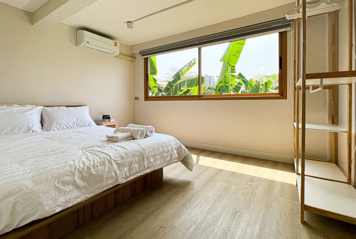 Modern 4-bedroom townhouse with private onsen for rent or sale in Ekkamai 22 near BTS Phra Khanong. Fully renovated, 200 sqm, built-in kitchen, 2-car parking. Rent 120K/month. Sale 18.9M THB.