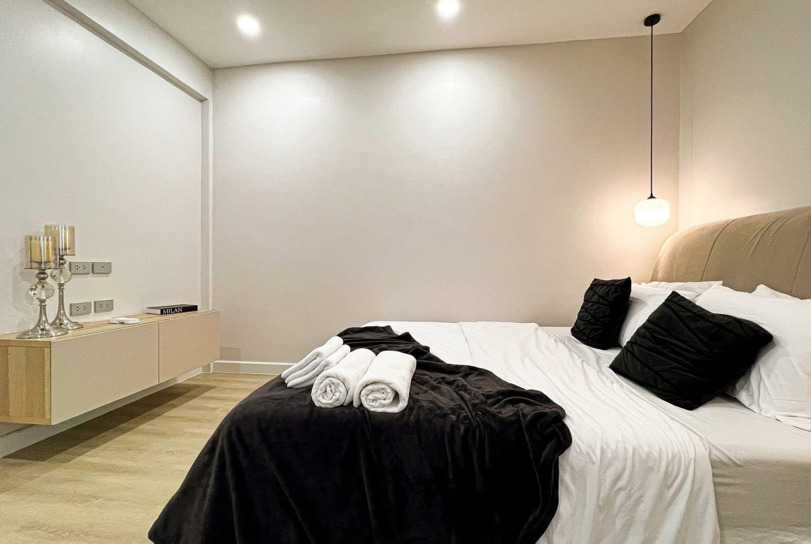Modern 4-bedroom townhouse with private onsen for rent or sale in Ekkamai 22 near BTS Phra Khanong. Fully renovated, 200 sqm, built-in kitchen, 2-car parking. Rent 120K/month. Sale 18.9M THB.