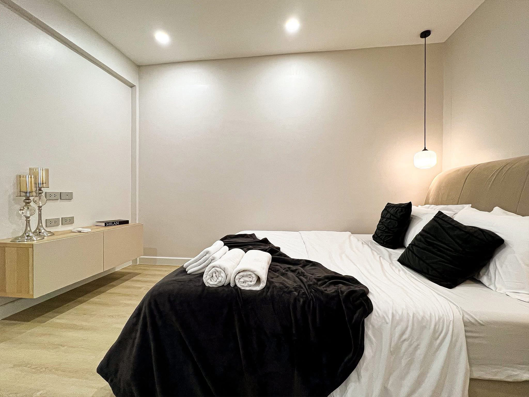 Modern 4-bedroom townhouse with private onsen for rent or sale in Ekkamai 22 near BTS Phra Khanong. Fully renovated, 200 sqm, built-in kitchen, 2-car parking. Rent 120K/month. Sale 18.9M THB.
