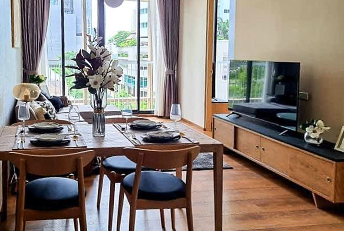 Modern 2-bedroom condo for rent at Park Origin 24, Phrom Phong. Fully furnished, garden view, 52 sqm, luxury amenities, near BTS & EM District. Rent: 45,000 THB/month.