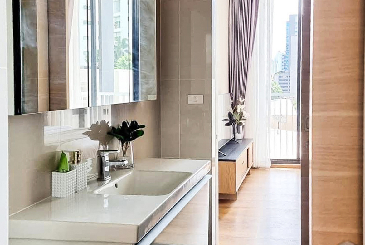 Modern 2-bedroom condo for rent at Park Origin 24, Phrom Phong. Fully furnished, garden view, 52 sqm, luxury amenities, near BTS & EM District. Rent: 45,000 THB/month.