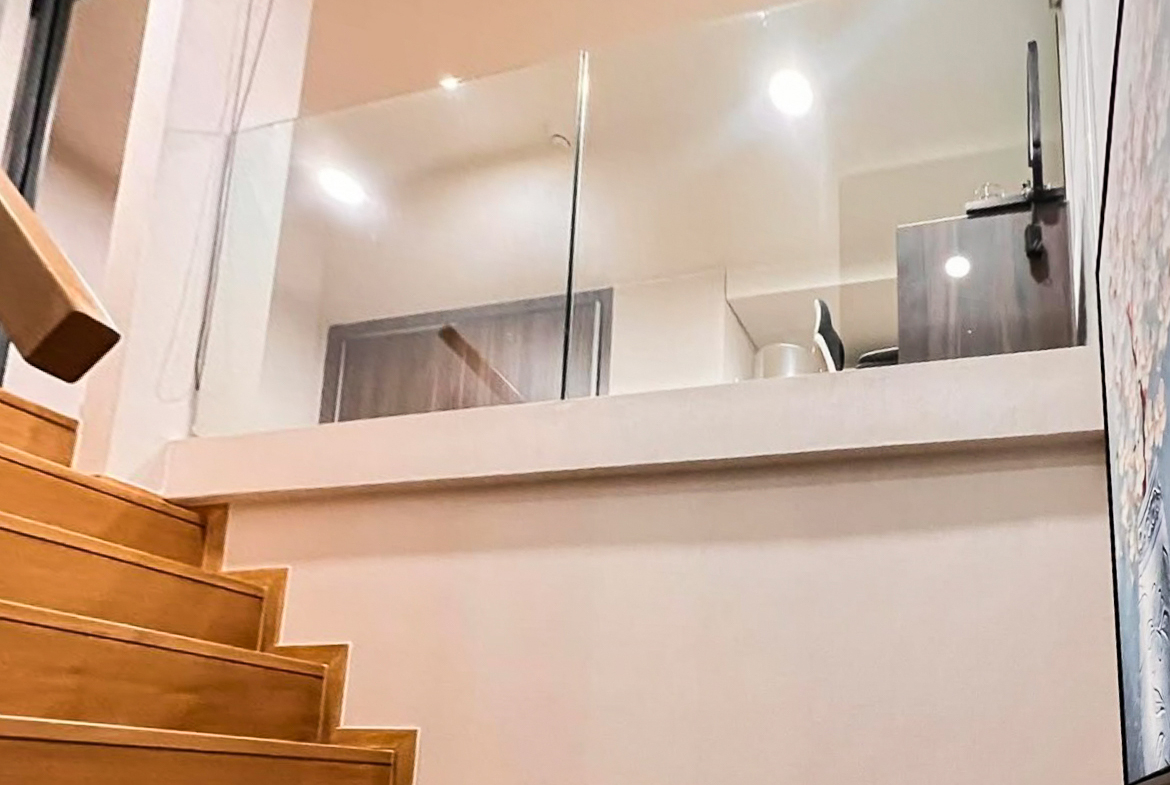 Modern 2-bedroom duplex for rent at Siamese Exclusive Sukhumvit 31, Phrom Phong. Fully furnished, private lift, low floor. 65,000 THB/month. Great facilities, near BTS.
