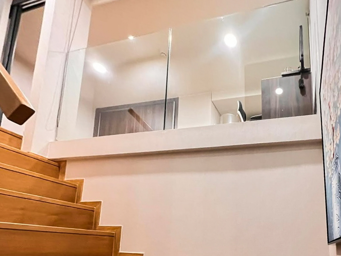 Modern 2-bedroom duplex for rent at Siamese Exclusive Sukhumvit 31, Phrom Phong. Fully furnished, private lift, low floor. 65,000 THB/month. Great facilities, near BTS.