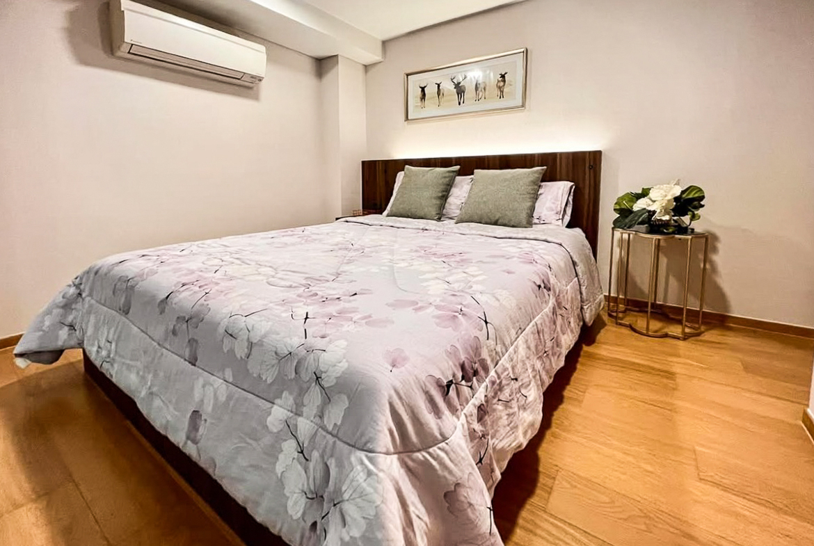 Modern 2-bedroom duplex for rent at Siamese Exclusive Sukhumvit 31, Phrom Phong. Fully furnished, private lift, low floor. 65,000 THB/month. Great facilities, near BTS.