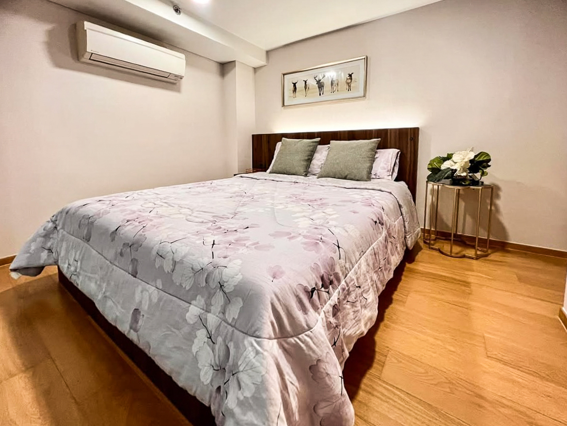 Modern 2-bedroom duplex for rent at Siamese Exclusive Sukhumvit 31, Phrom Phong. Fully furnished, private lift, low floor. 65,000 THB/month. Great facilities, near BTS.