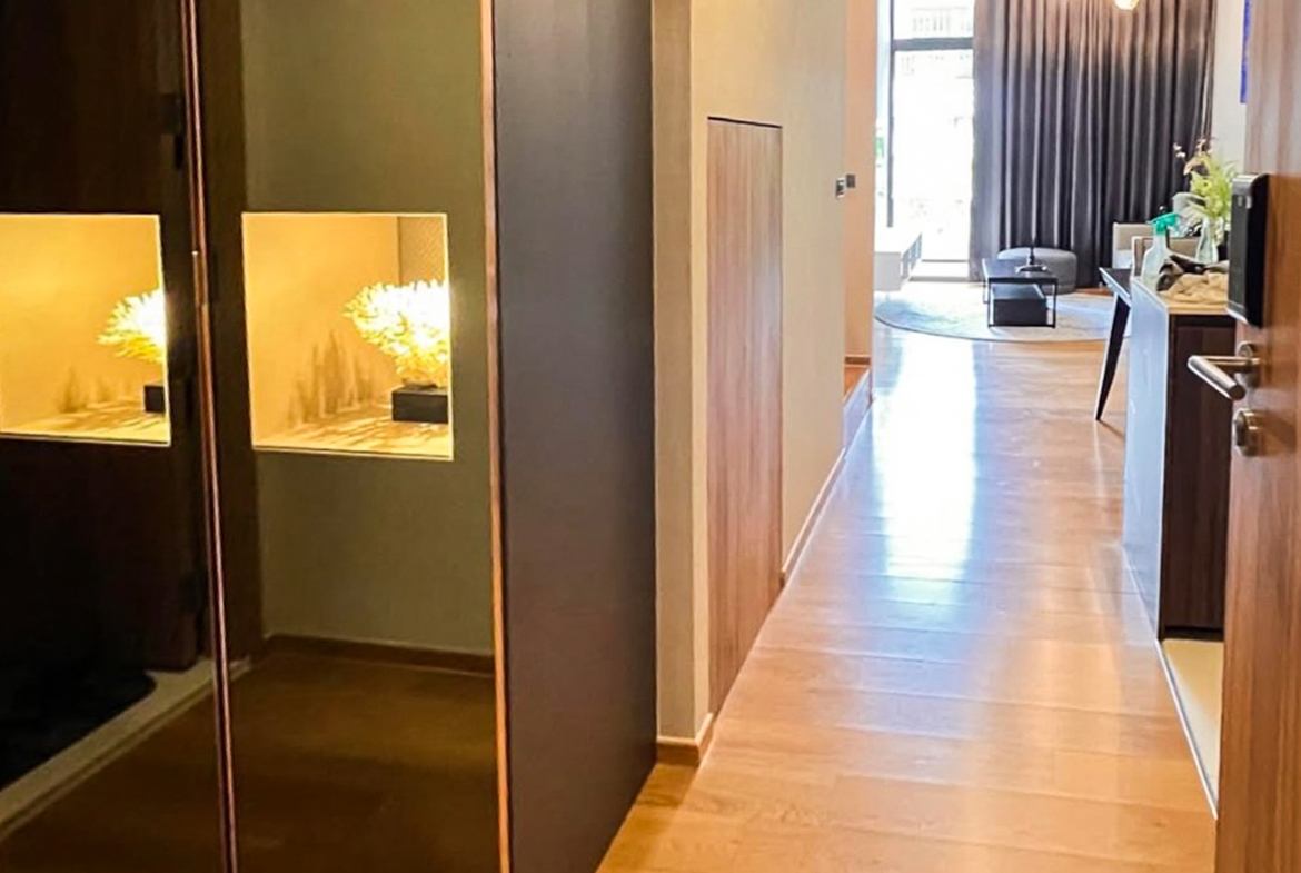 Modern 2-bedroom duplex for rent at Siamese Exclusive Sukhumvit 31, Phrom Phong. Fully furnished, private lift, low floor. 65,000 THB/month. Great facilities, near BTS.