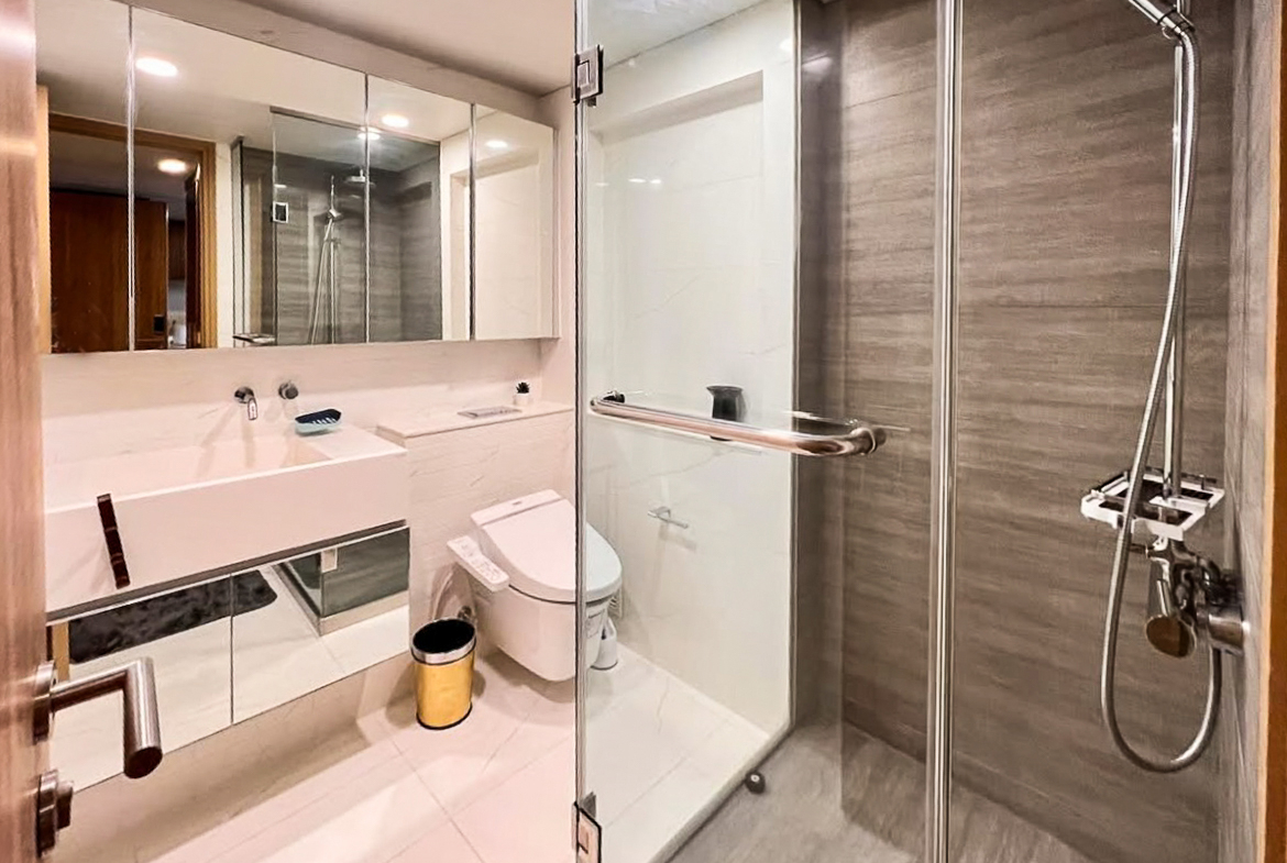 Modern 2-bedroom duplex for rent at Siamese Exclusive Sukhumvit 31, Phrom Phong. Fully furnished, private lift, low floor. 65,000 THB/month. Great facilities, near BTS.