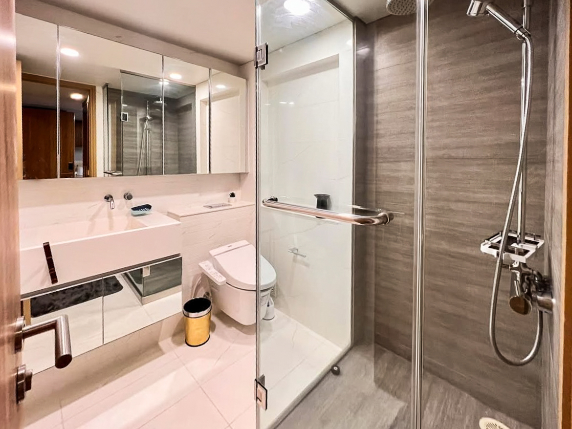Modern 2-bedroom duplex for rent at Siamese Exclusive Sukhumvit 31, Phrom Phong. Fully furnished, private lift, low floor. 65,000 THB/month. Great facilities, near BTS.