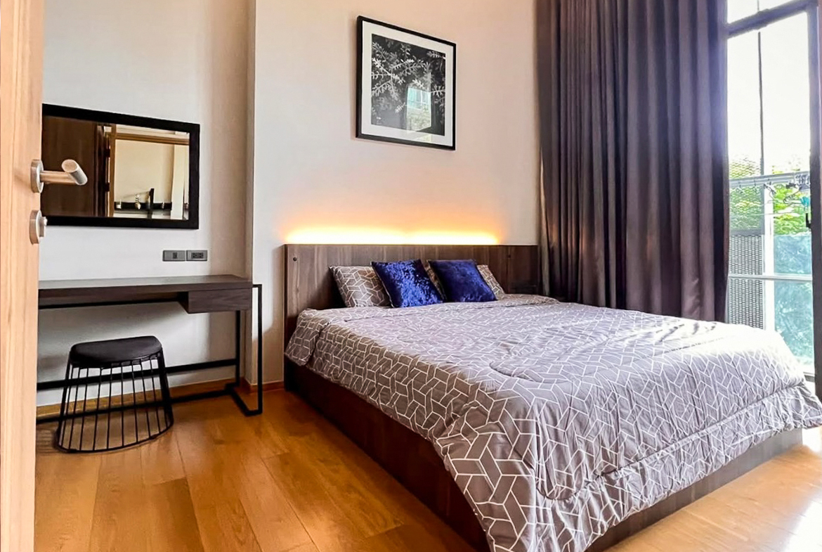 Modern 2-bedroom duplex for rent at Siamese Exclusive Sukhumvit 31, Phrom Phong. Fully furnished, private lift, low floor. 65,000 THB/month. Great facilities, near BTS.