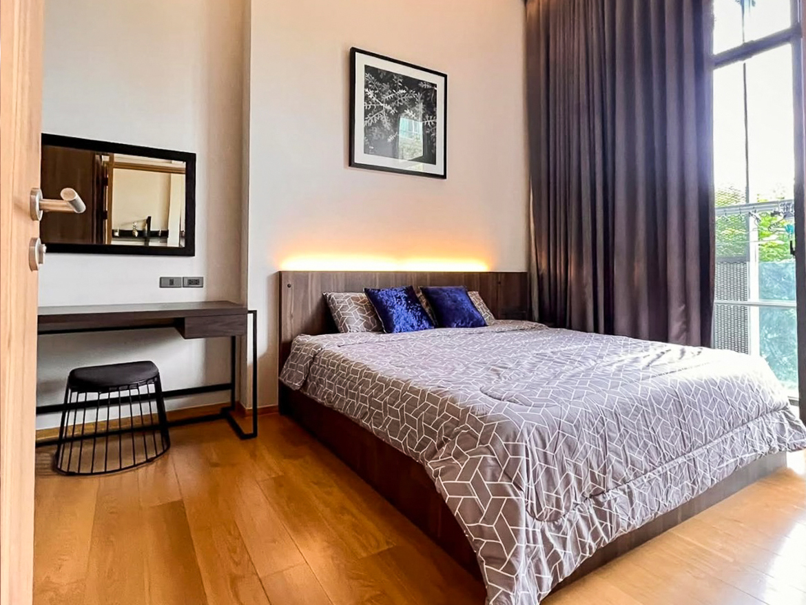 Modern 2-bedroom duplex for rent at Siamese Exclusive Sukhumvit 31, Phrom Phong. Fully furnished, private lift, low floor. 65,000 THB/month. Great facilities, near BTS.