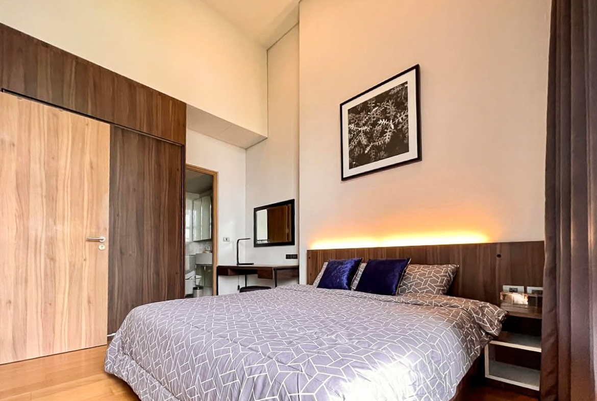 Modern 2-bedroom duplex for rent at Siamese Exclusive Sukhumvit 31, Phrom Phong. Fully furnished, private lift, low floor. 65,000 THB/month. Great facilities, near BTS.