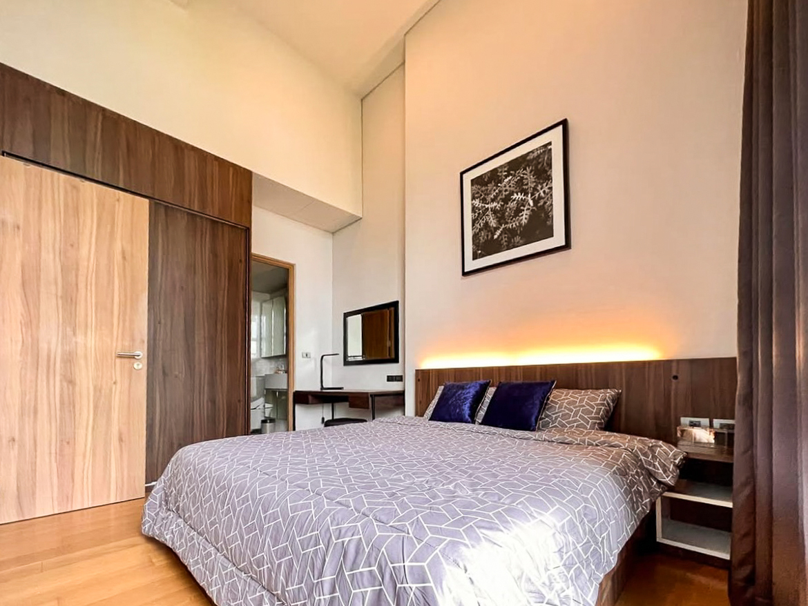 Modern 2-bedroom duplex for rent at Siamese Exclusive Sukhumvit 31, Phrom Phong. Fully furnished, private lift, low floor. 65,000 THB/month. Great facilities, near BTS.