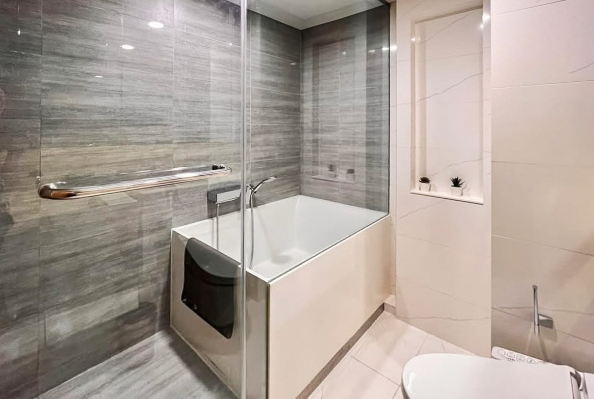 Modern 2-bedroom duplex for rent at Siamese Exclusive Sukhumvit 31, Phrom Phong. Fully furnished, private lift, low floor. 65,000 THB/month. Great facilities, near BTS.