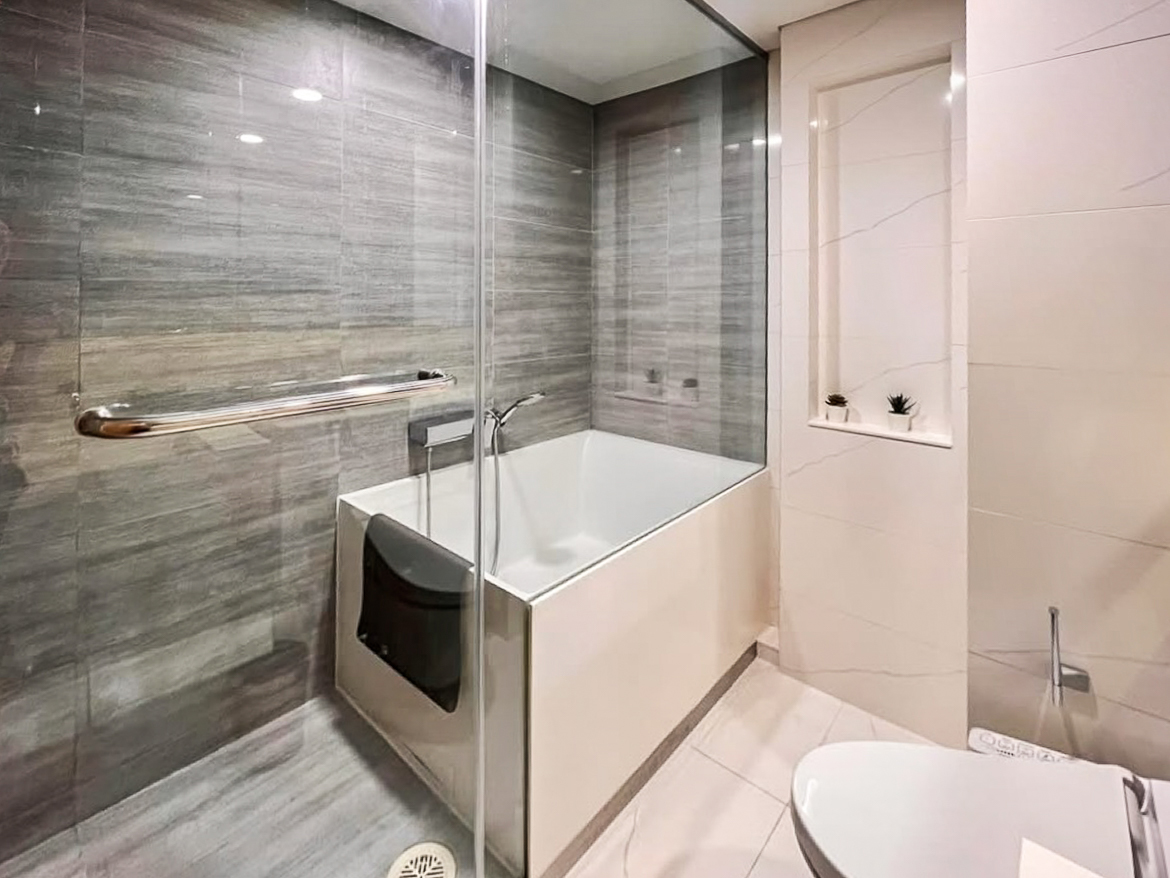 Modern 2-bedroom duplex for rent at Siamese Exclusive Sukhumvit 31, Phrom Phong. Fully furnished, private lift, low floor. 65,000 THB/month. Great facilities, near BTS.