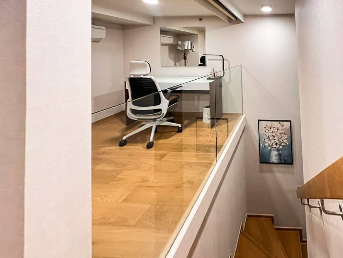 Modern 2-bedroom duplex for rent at Siamese Exclusive Sukhumvit 31, Phrom Phong. Fully furnished, private lift, low floor. 65,000 THB/month. Great facilities, near BTS.