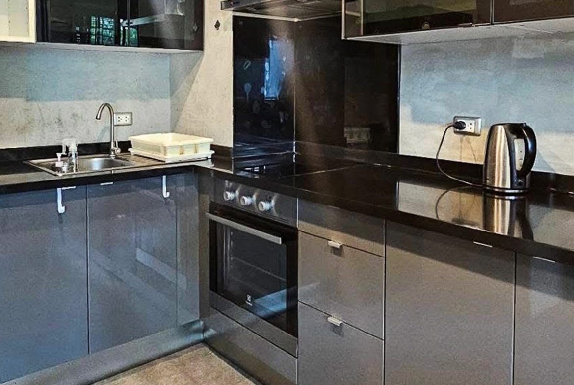 Spacious 2-bedroom condo for rent at Von Napa Sukhumvit 38, just steps from BTS Thong Lor. 105 sqm, modern design, rooftop pool, gym, parking. Rent 55,000 THB/month.